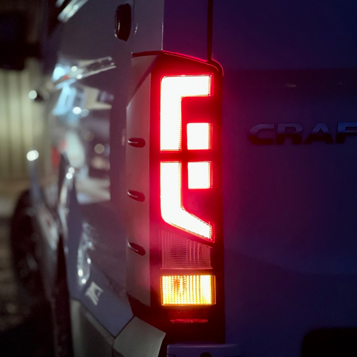 Para protectores de luces traseras Volkswagen Crafter - Negro brillante (2018 en adelante)