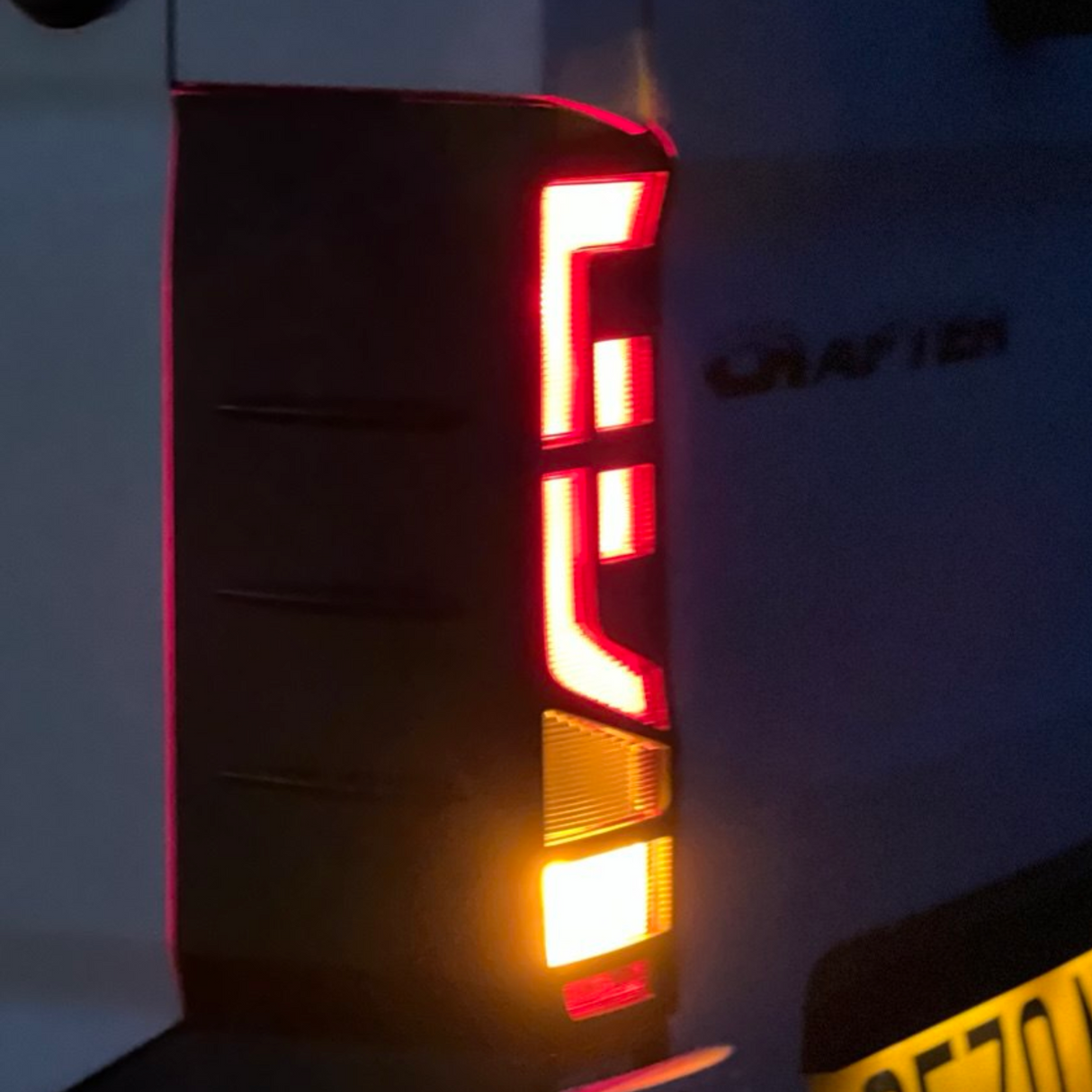 Para protectores de luces traseras Volkswagen Crafter - Negro brillante (2018 en adelante)