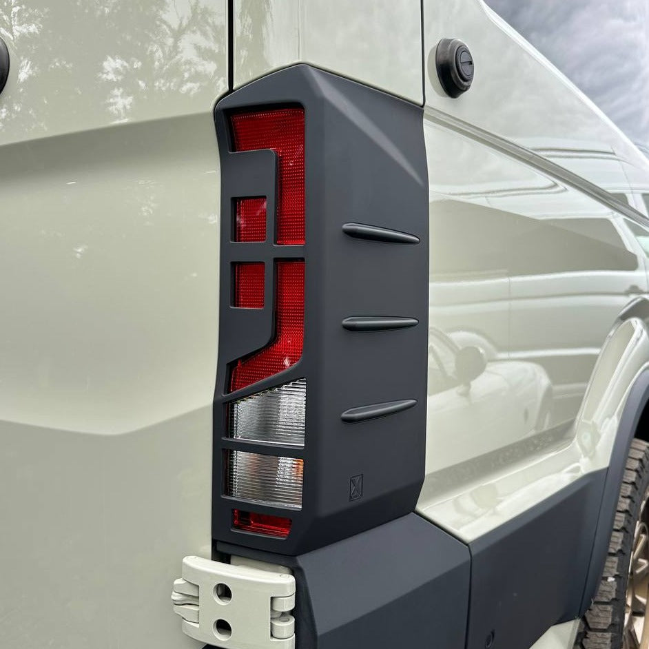 Para protectores de luz traseros MAN TGE - Ultimate Matte Black Hammerite Protection (2018+)