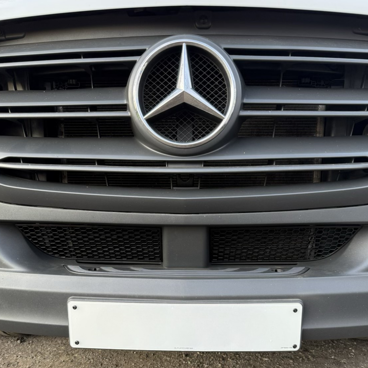 Pour Mercedes Sprinter 907 Pare-chocs avant Grilles en nid d'abeille - Lot de 2 - Van-X