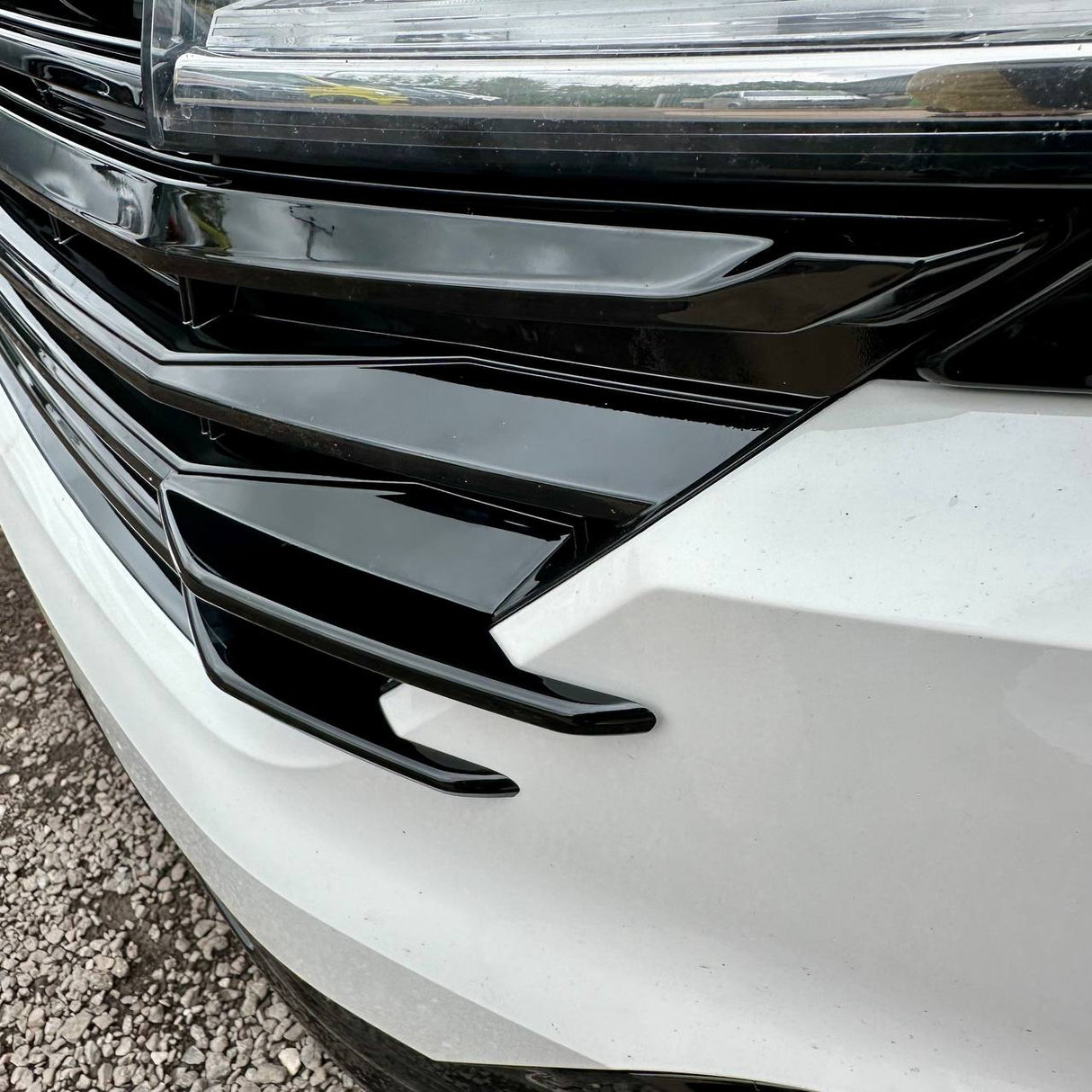 Per alette laterali della griglia anteriore VW T6.1 - Finitura nera lucida (set di 4) | Aggiornamento stilistico Van-X per Volkswagen T6.1