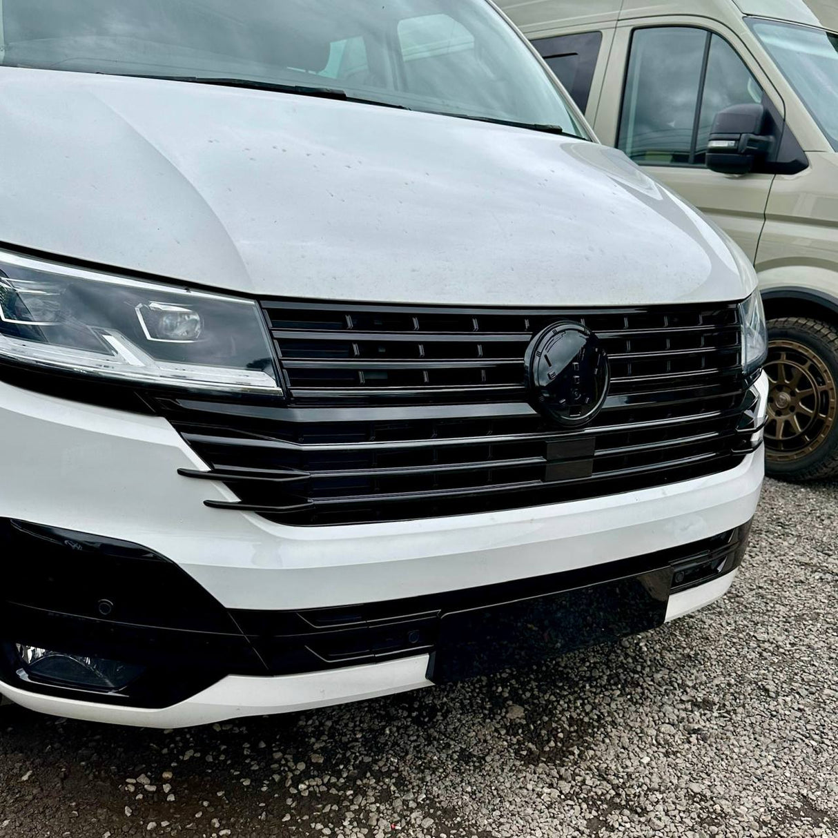 Per alette laterali della griglia anteriore VW T6.1 - Finitura nera lucida (set di 4) | Aggiornamento stilistico Van-X per Volkswagen T6.1