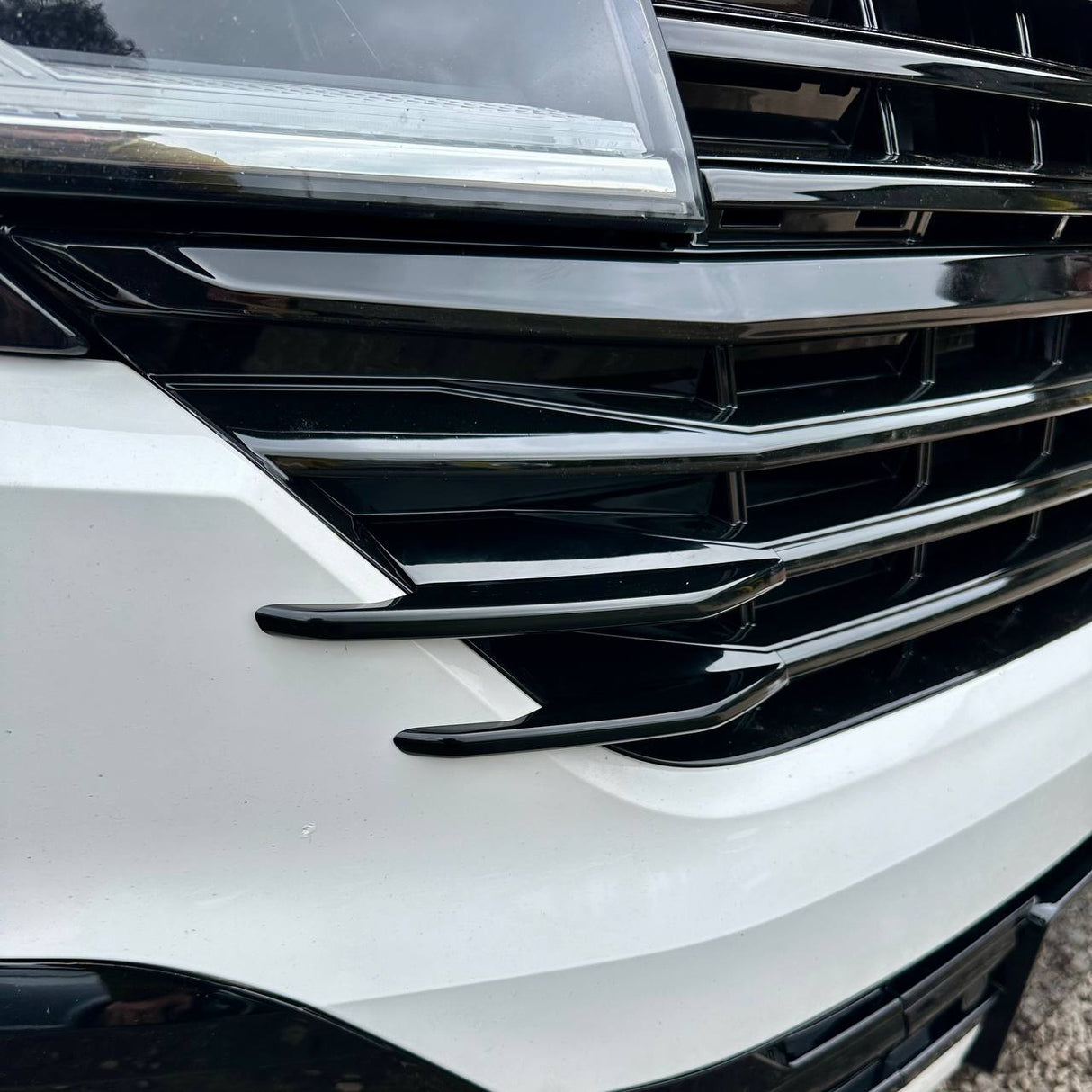 Per alette laterali della griglia anteriore VW T6.1 - Finitura nera lucida (set di 4) | Aggiornamento stilistico Van-X per Volkswagen T6.1