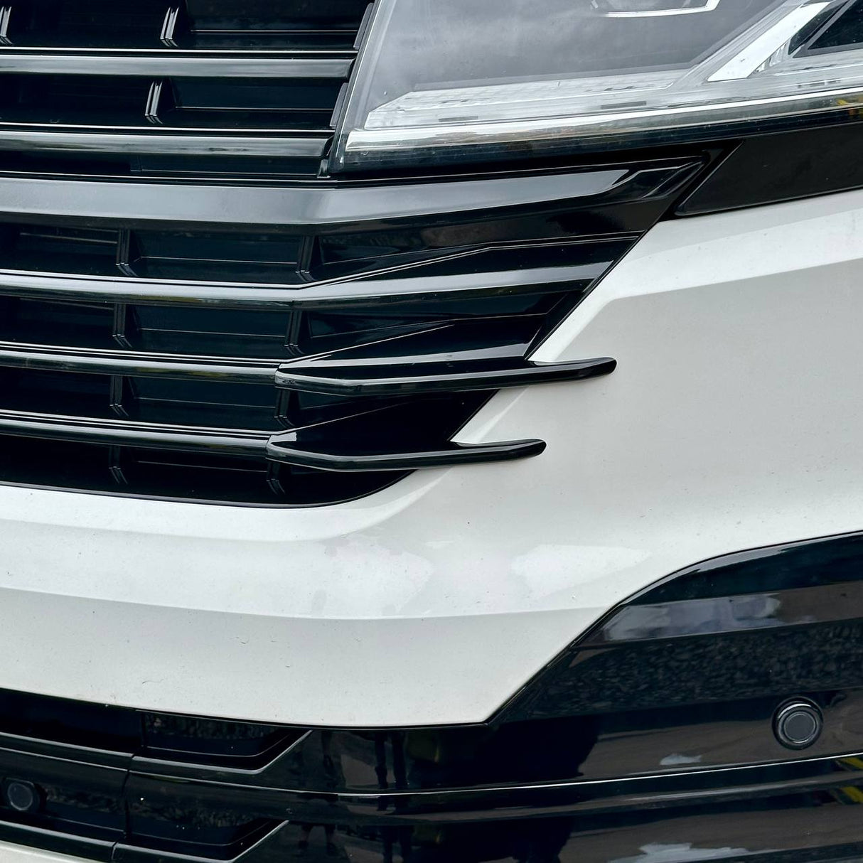 Per alette laterali della griglia anteriore VW T6.1 - Finitura nera lucida (set di 4) | Aggiornamento stilistico Van-X per Volkswagen T6.1