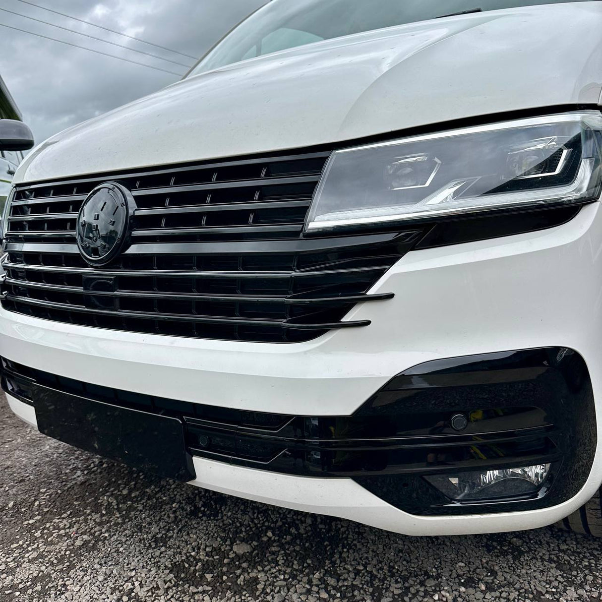 Per alette laterali della griglia anteriore VW T6.1 - Finitura nera lucida (set di 4) | Aggiornamento stilistico Van-X per Volkswagen T6.1