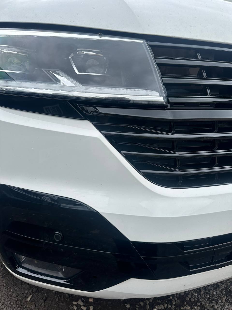 Per alette laterali della griglia anteriore VW T6.1 - Finitura nera lucida (set di 4) | Aggiornamento stilistico Van-X per Volkswagen T6.1