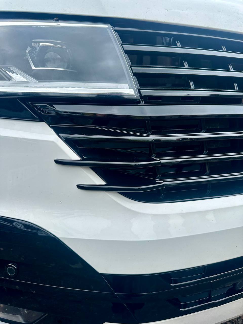 Per alette laterali della griglia anteriore VW T6.1 - Finitura nera lucida (set di 4) | Aggiornamento stilistico Van-X per Volkswagen T6.1