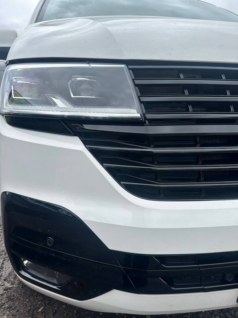 Per alette laterali della griglia anteriore VW T6.1 - Finitura nera lucida (set di 4) | Aggiornamento stilistico Van-X per Volkswagen T6.1