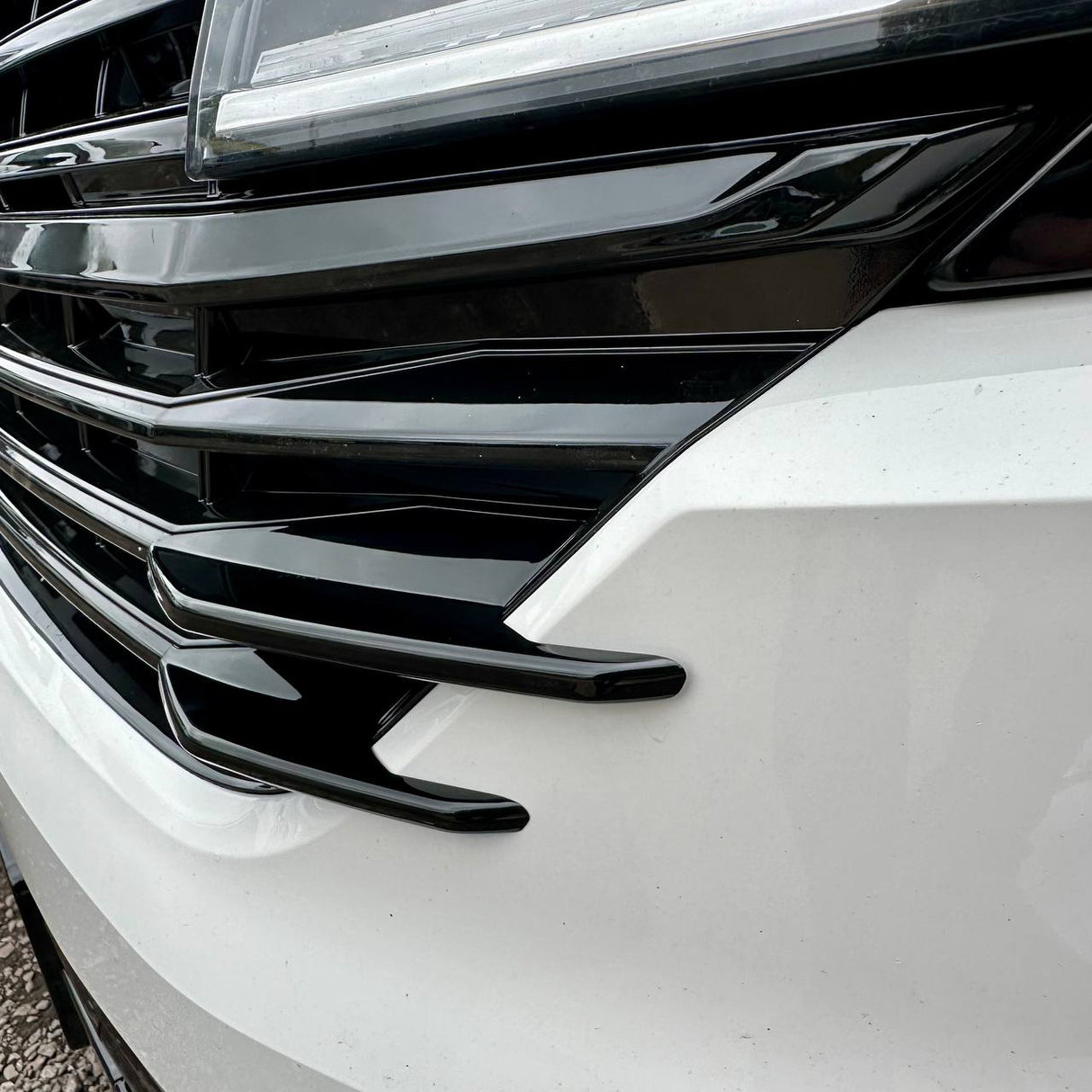Per alette laterali della griglia anteriore VW T6.1 - Finitura nera lucida (set di 4) | Aggiornamento stilistico Van-X per Volkswagen T6.1