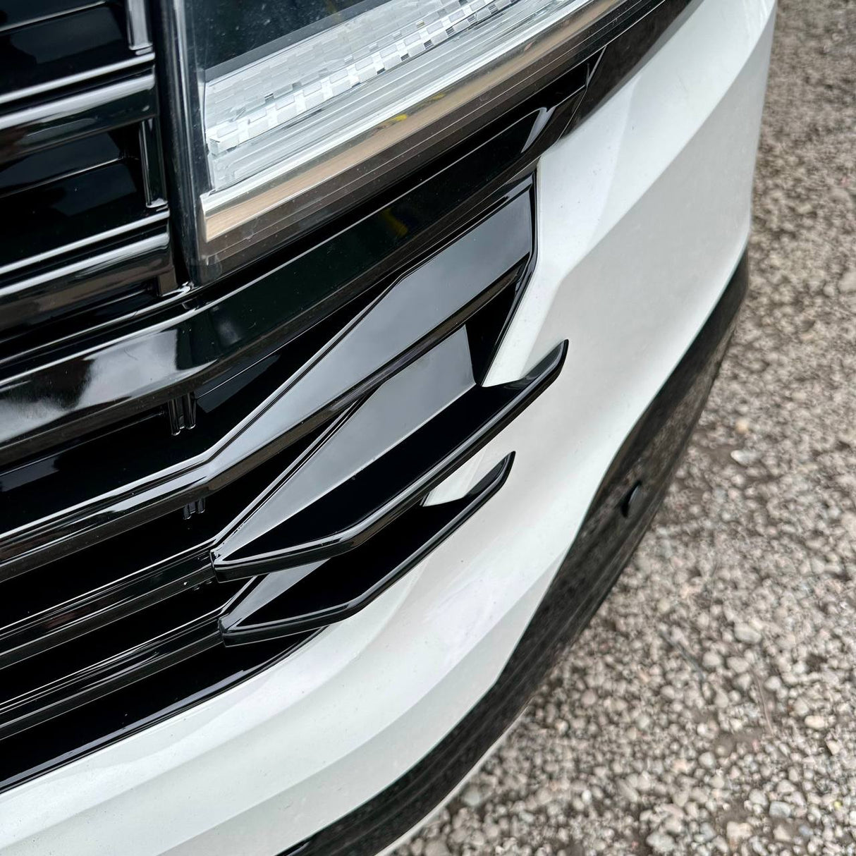 Per alette laterali della griglia anteriore VW T6.1 - Finitura nera lucida (set di 4) | Aggiornamento stilistico Van-X per Volkswagen T6.1