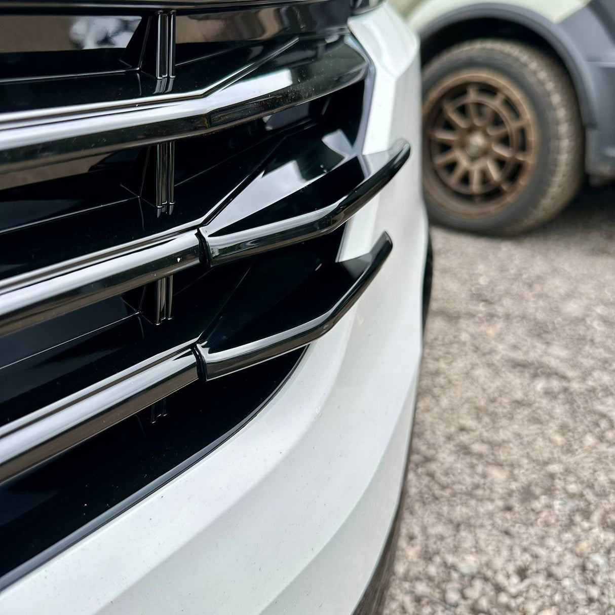 Per alette laterali della griglia anteriore VW T6.1 - Finitura nera lucida (set di 4) | Aggiornamento stilistico Van-X per Volkswagen T6.1