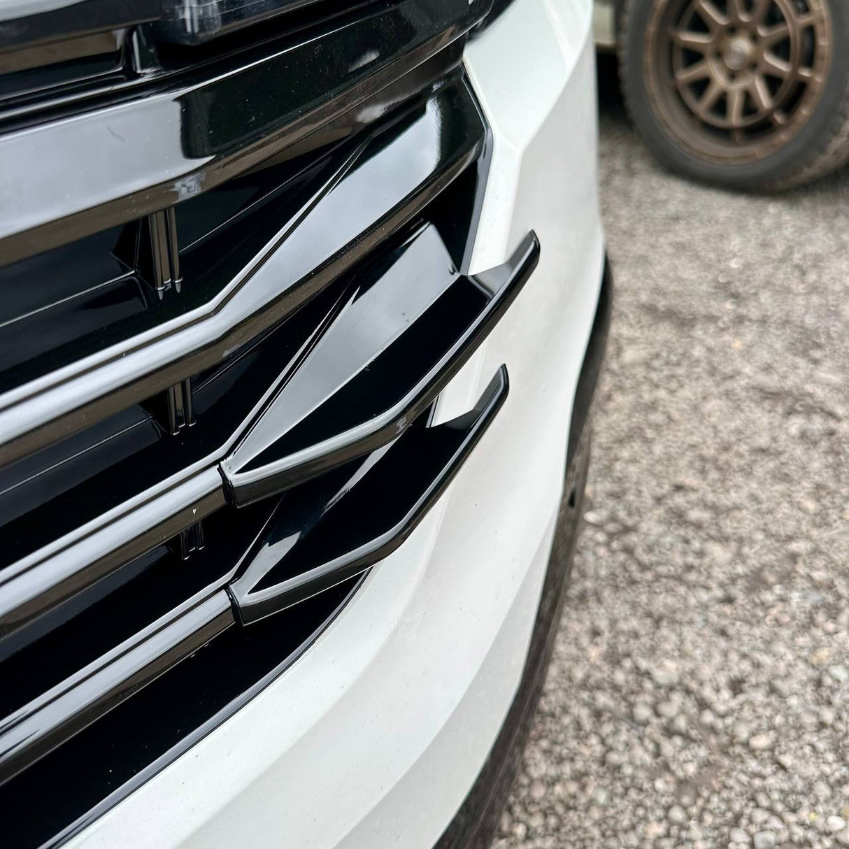 Per alette laterali della griglia anteriore VW T6.1 - Finitura nera lucida (set di 4) | Aggiornamento stilistico Van-X per Volkswagen T6.1