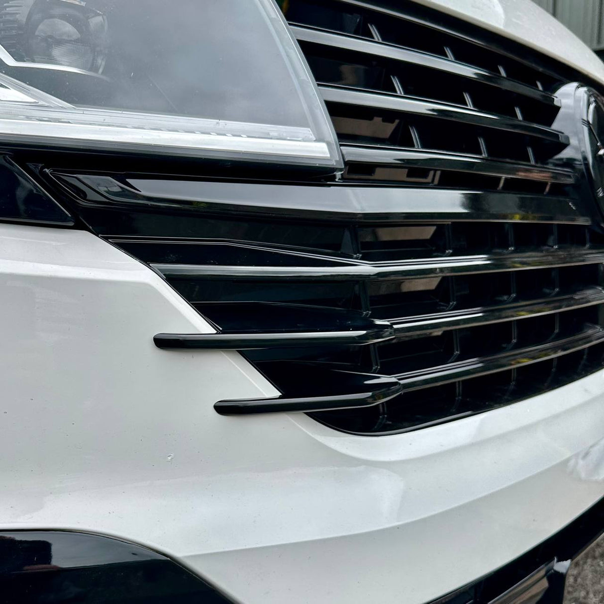 Per alette laterali della griglia anteriore VW T6.1 - Finitura nera lucida (set di 4) | Aggiornamento stilistico Van-X per Volkswagen T6.1