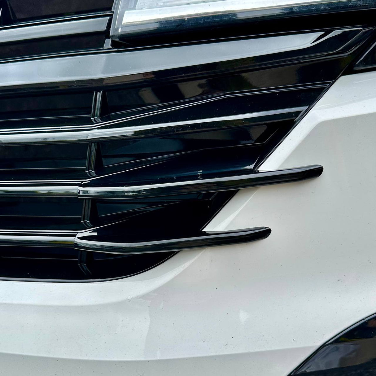 Per alette laterali della griglia anteriore VW T6.1 - Finitura nera lucida (set di 4) | Aggiornamento stilistico Van-X per Volkswagen T6.1