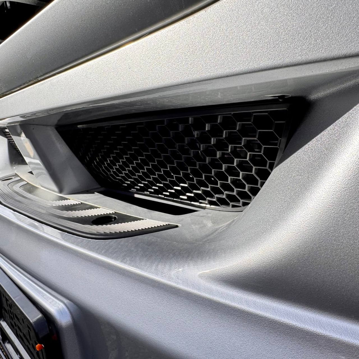 Pour Mercedes Sprinter 907 Pare-chocs avant Grilles en nid d'abeille - Lot de 2 - Van-X