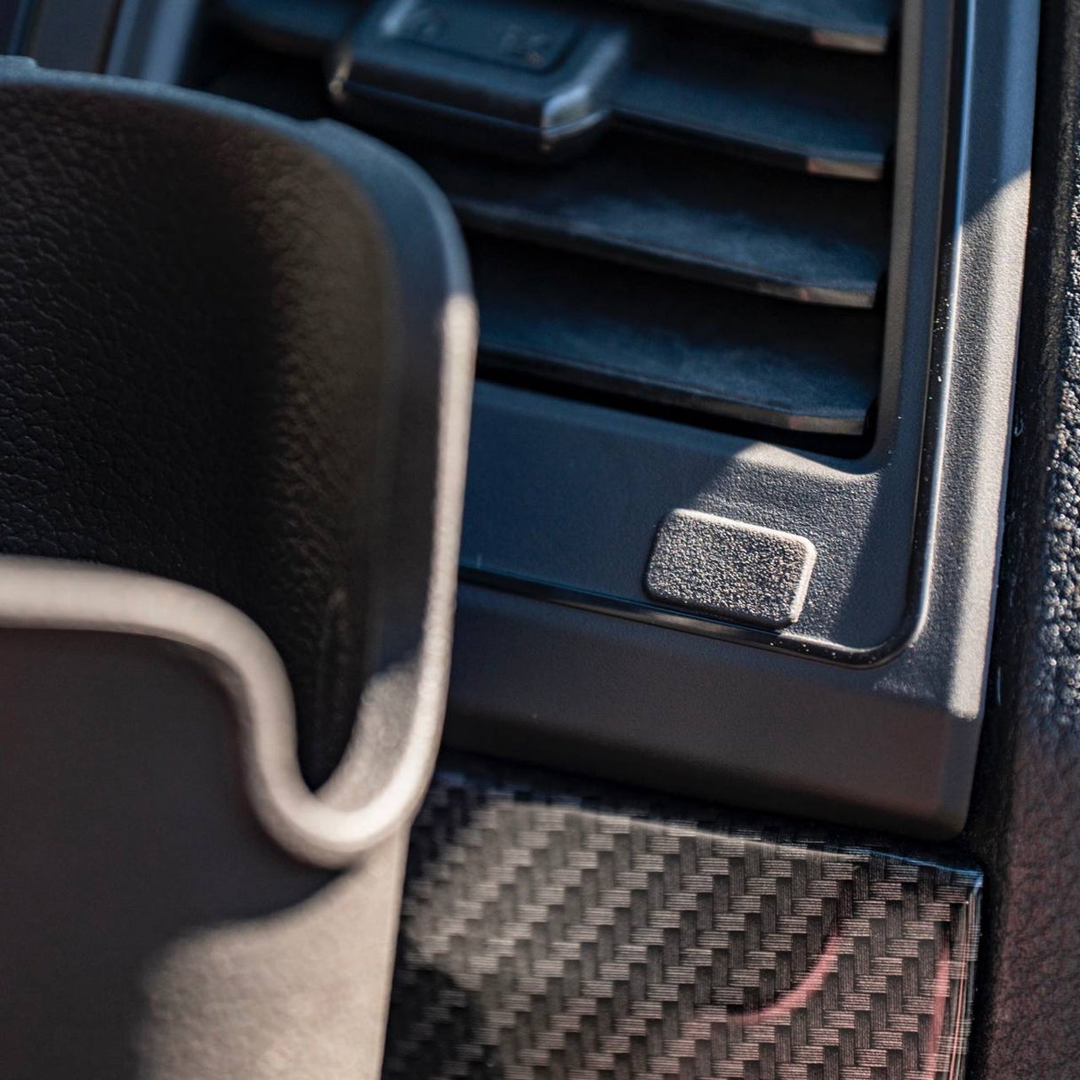 Para los acabados de ventilación de aire del VW T6 con portavasos - Lado derecho – Accesorios interiores | Van-X