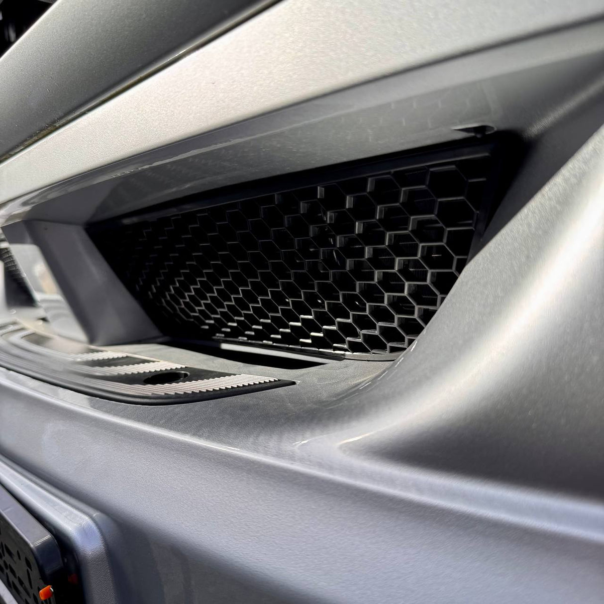 Pour Mercedes Sprinter 907 Pare-chocs avant Grilles en nid d'abeille - Lot de 2 - Van-X