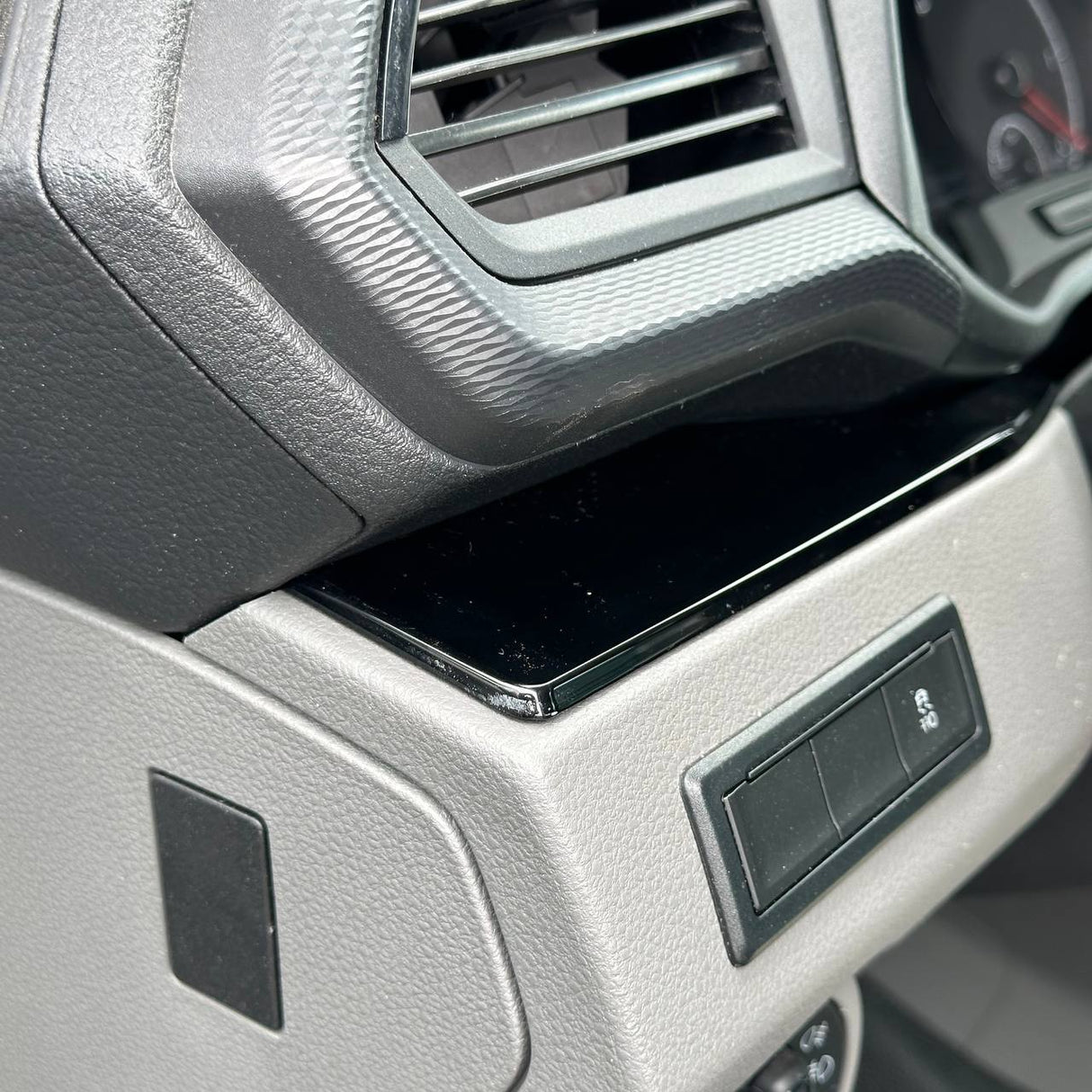 Pour la mise à niveau du tableau de bord VW T6.1 Transporter, Van-X – Ensemble premium 4 pièces noir brillant pour le bas du tableau de bord et la carte porte