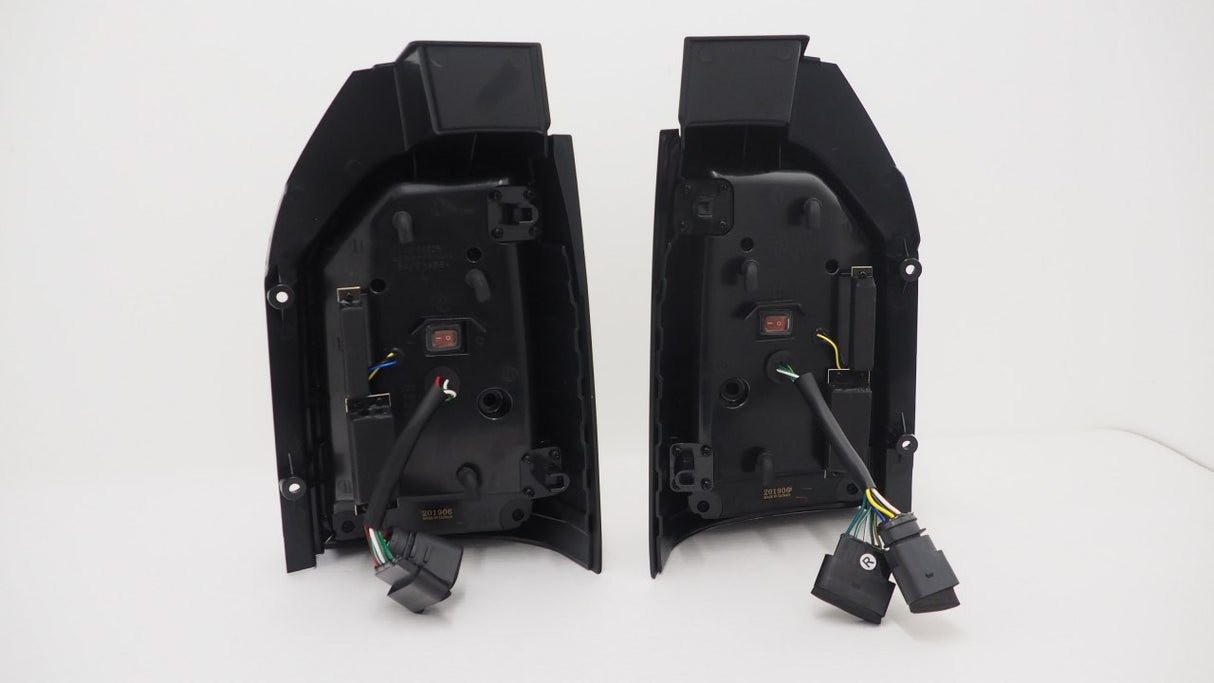Indicatore sequenziale solo per furgone VW T6 con portellone posteriore fumé LHD con barre bianche e guida a sinistra europea
