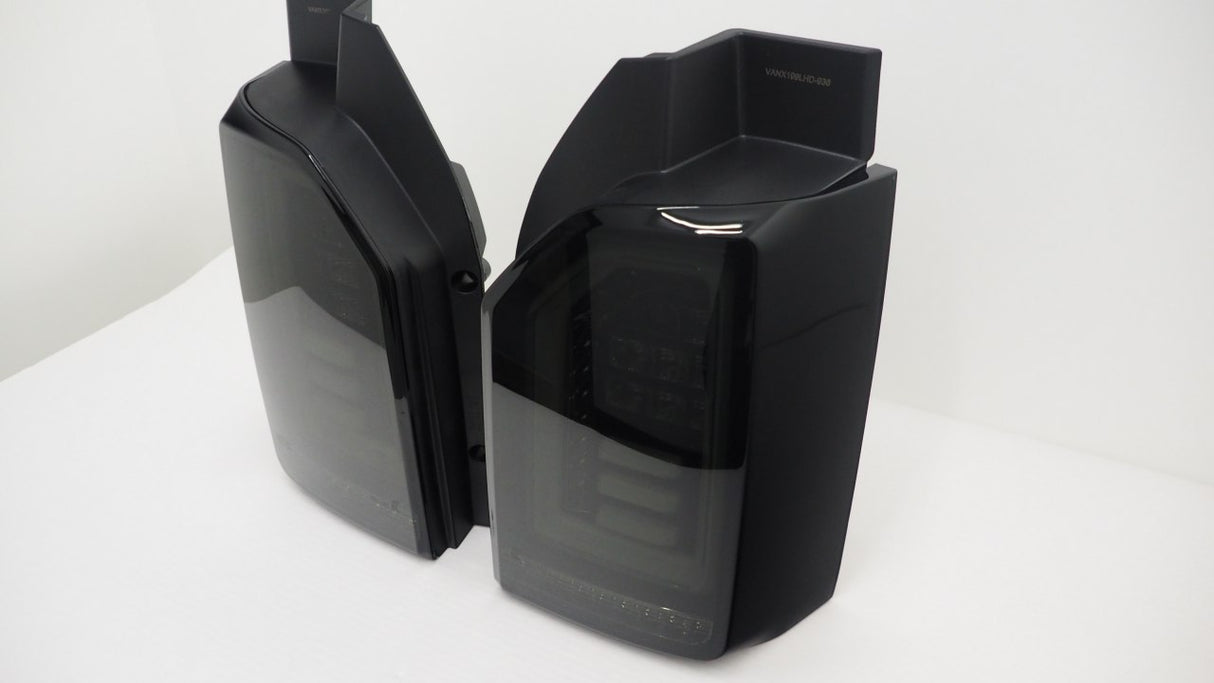 Indicatore sequenziale solo per furgone VW T6 con portellone posteriore fumé LHD con barre bianche e guida a sinistra europea