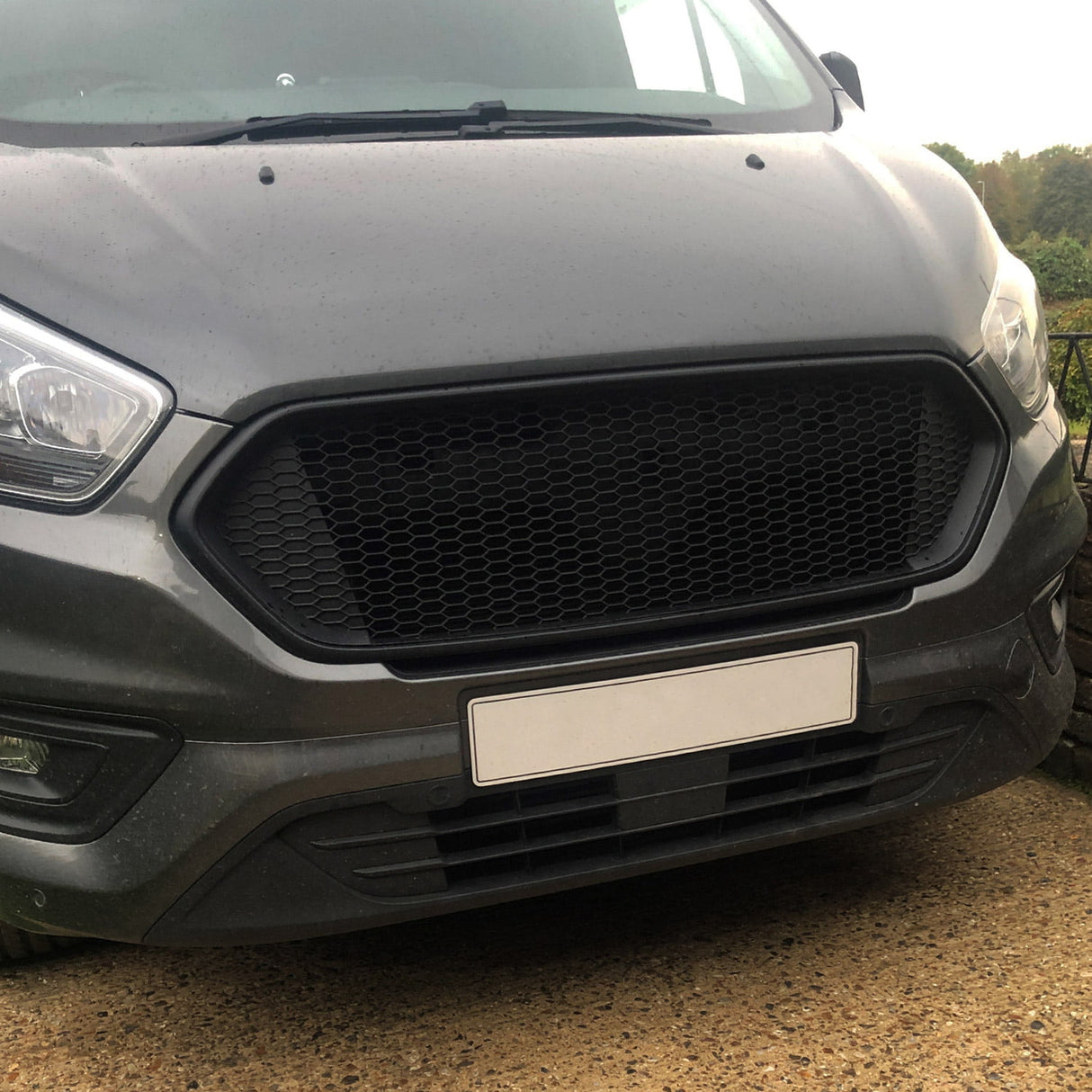 Pour l'ensemble de grille en nid d'abeille noir mat pour Ford Transit Custom - Prêt à peindre et à installer