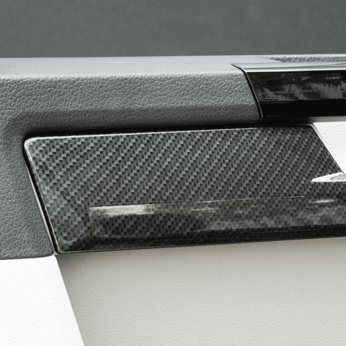 Finiture stilistiche inferiori del cruscotto VW Transporter T6 LHD effetto carbonio
