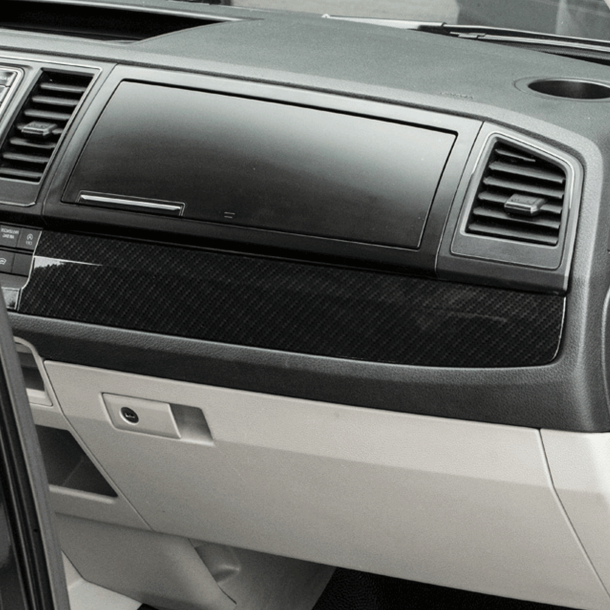 Finiture stilistiche inferiori del cruscotto VW Transporter T6 LHD effetto carbonio
