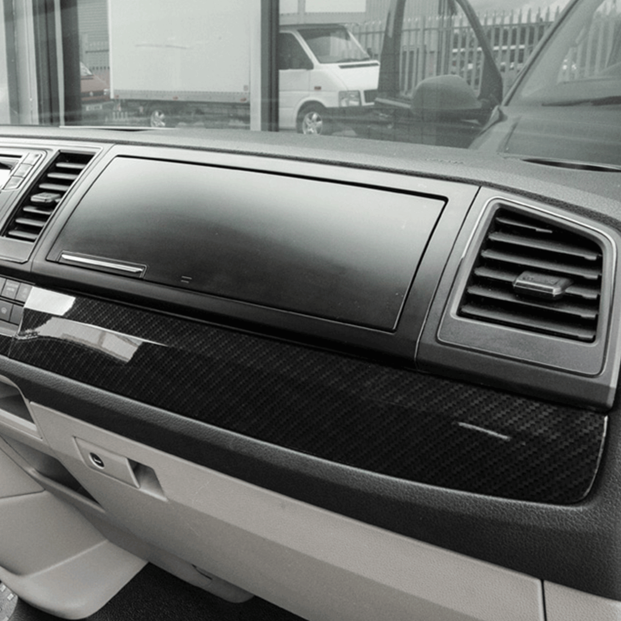 Finiture stilistiche inferiori del cruscotto VW Transporter T6 LHD effetto carbonio
