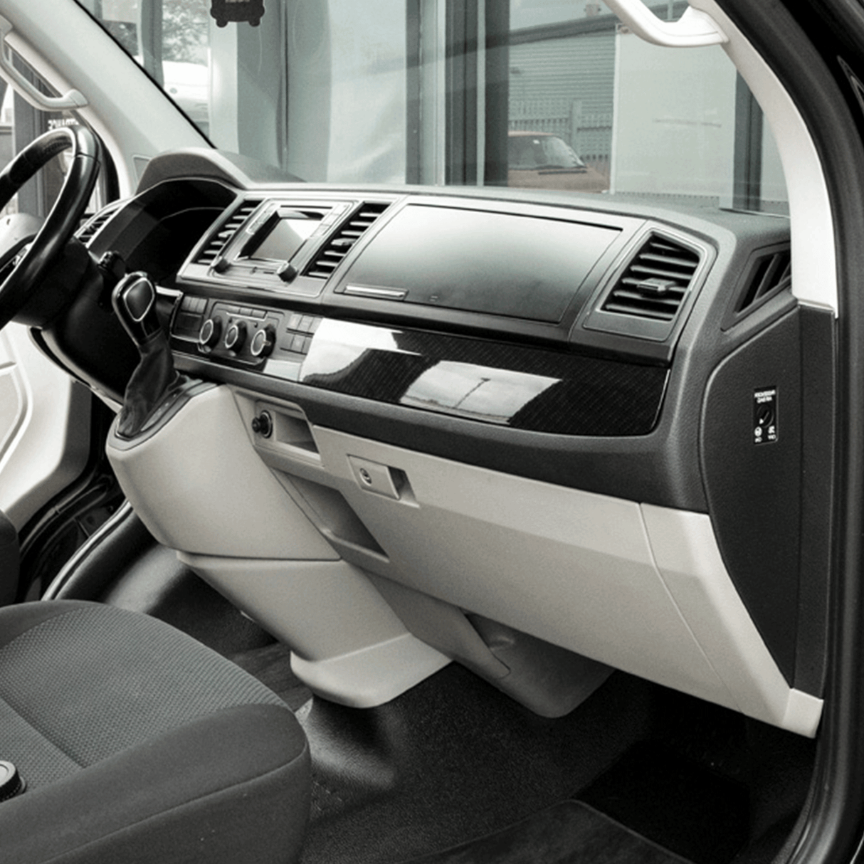 Finiture stilistiche inferiori del cruscotto VW Transporter T6 LHD effetto carbonio