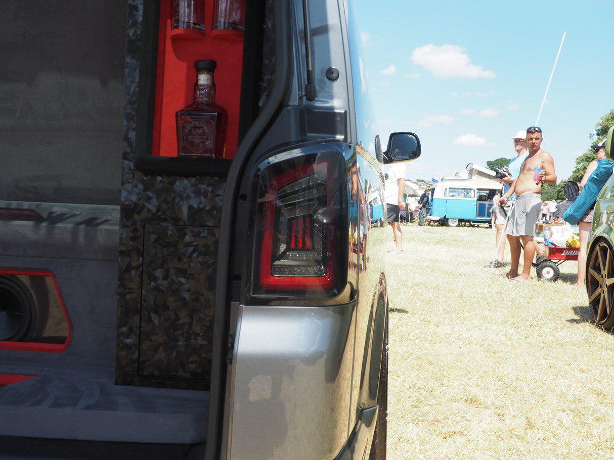 VW T5, T5.1 Portellone posteriore fumé Luci posteriori LHD Barre rosse LED Guida a sinistra Solo furgone MK3