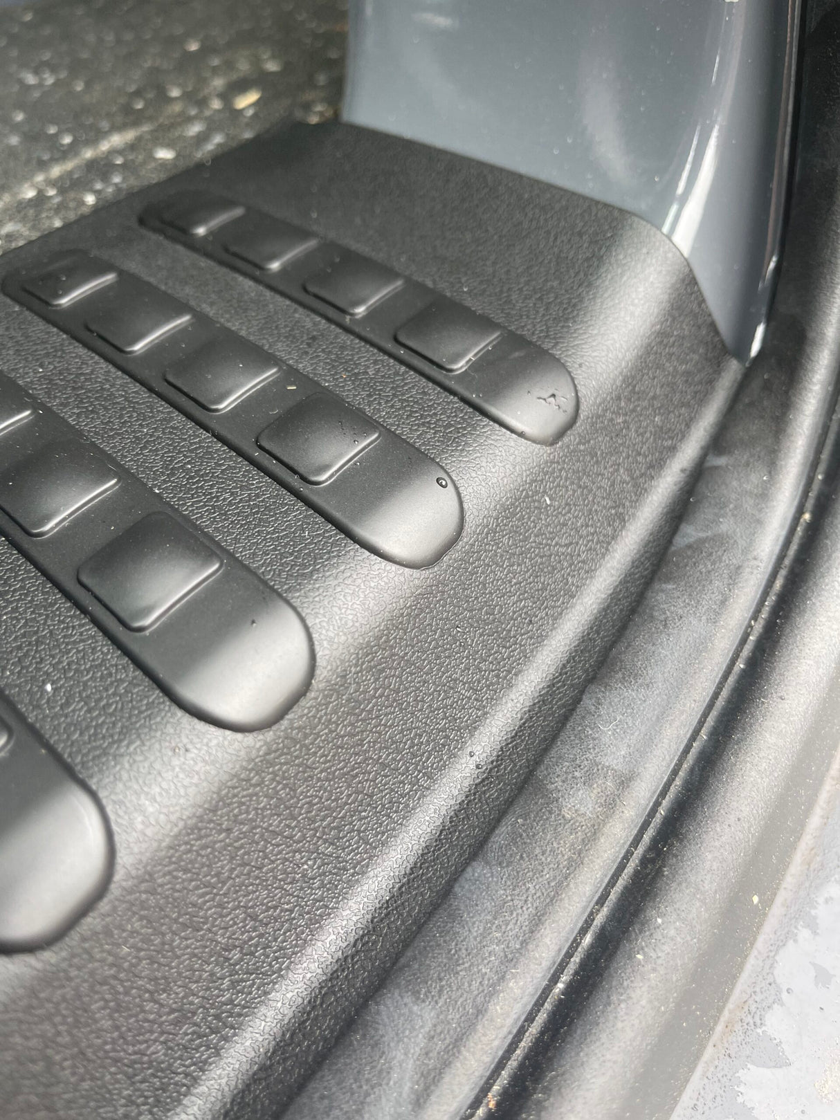 For VW T5, T5.1 V3 Barndoor Rear Threshold Cover Including Screws and Caps