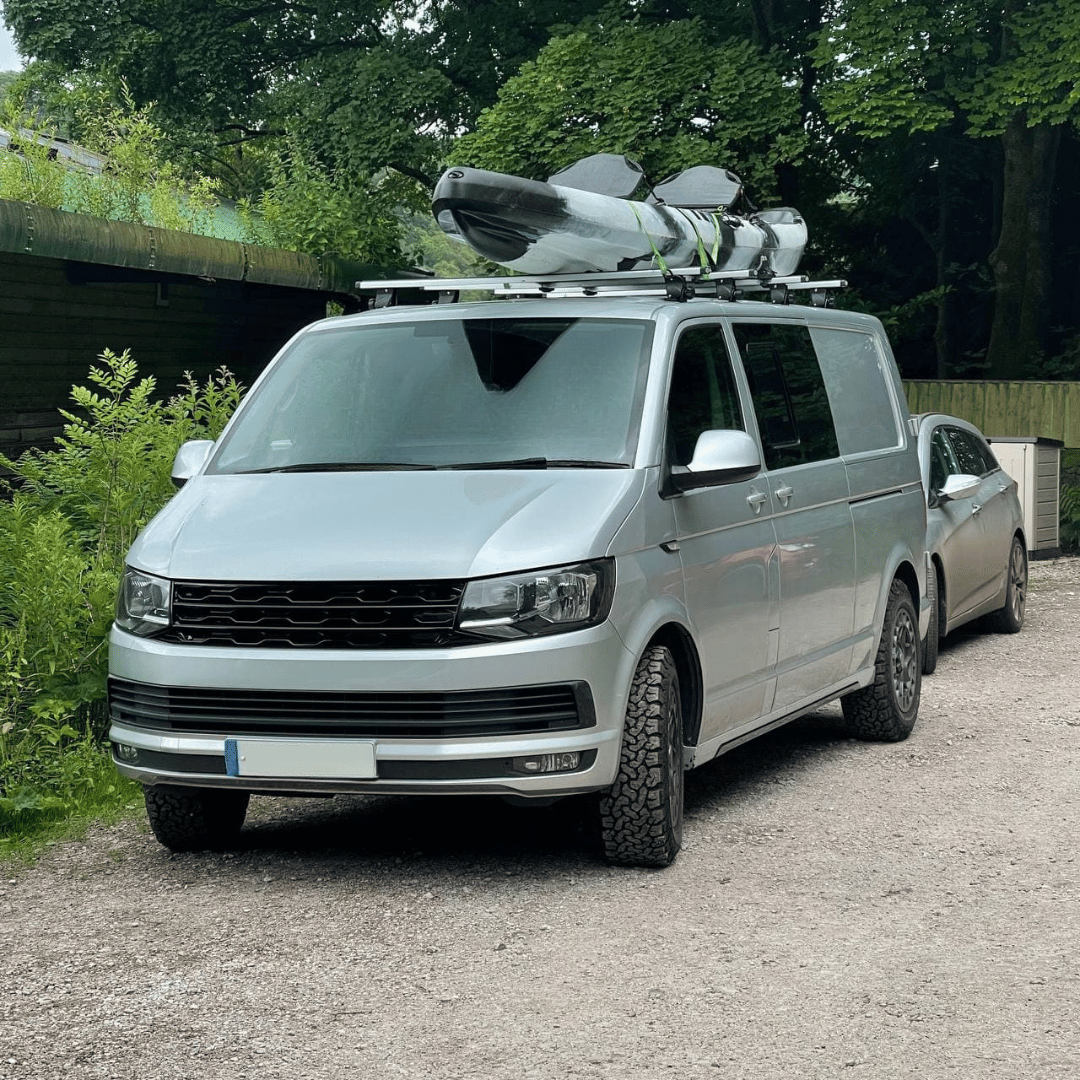 Calandre Avant Noire à Lamelles Rouges Sans Logo Pour Volkswagen T6 (2015-2019) - Améliore Le Look De Votre Fourgon
