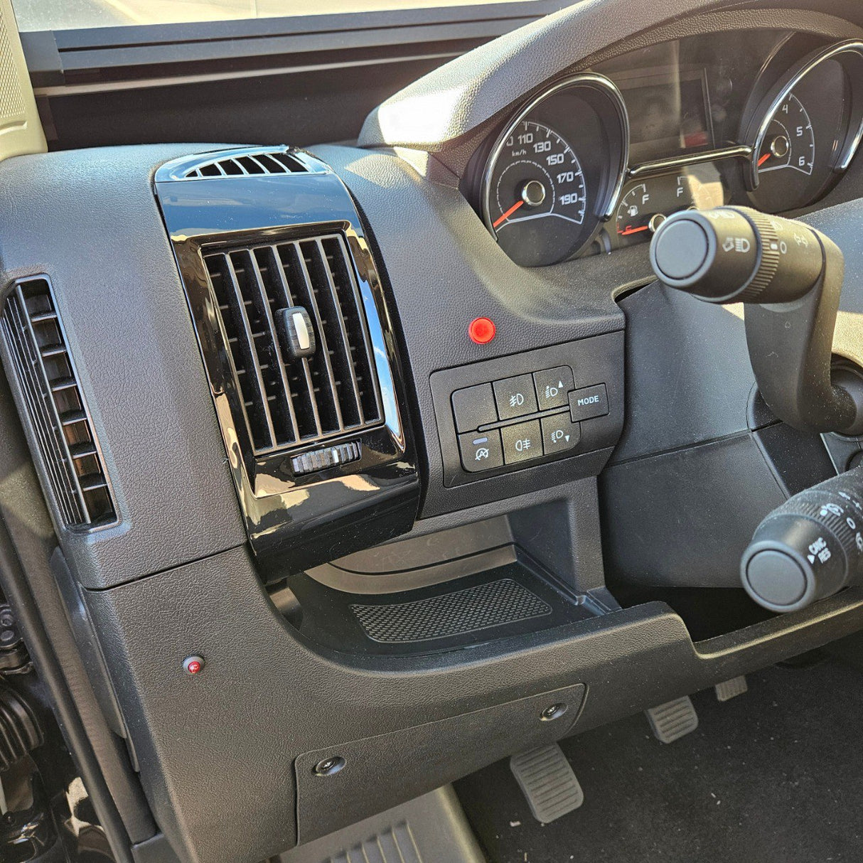 Presa d'aria sul cruscotto Peugeot Boxer (nero) verniciata e pronta per il montaggio