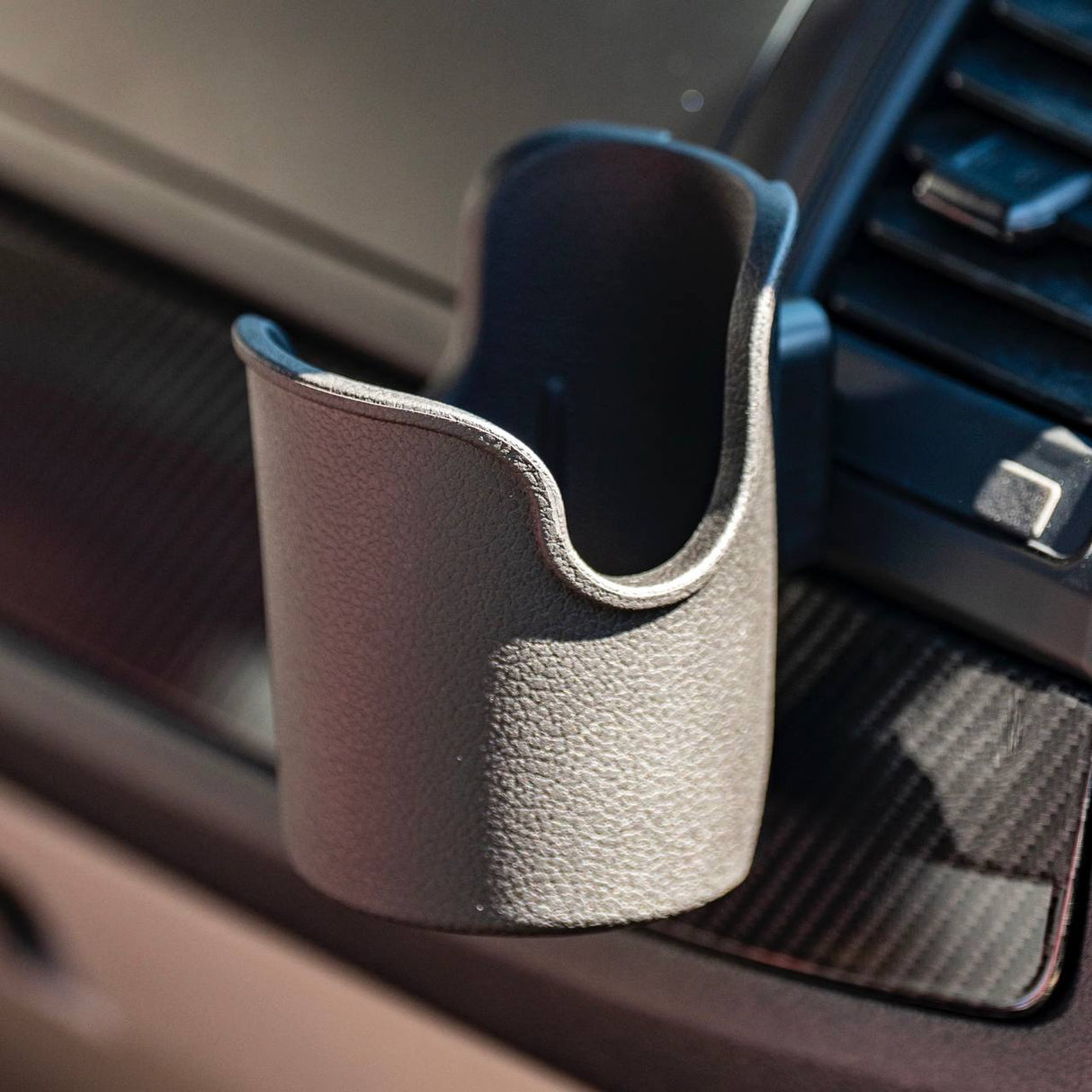 Para los acabados de ventilación de aire del VW T6 con portavasos - Lado derecho – Accesorios interiores | Van-X