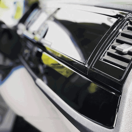 VW Transporter T6 Dolní ozdobné lišty palubní desky Comfort Dash, lakované lesklou černou a připravené k montáži (sada 6 kusů)