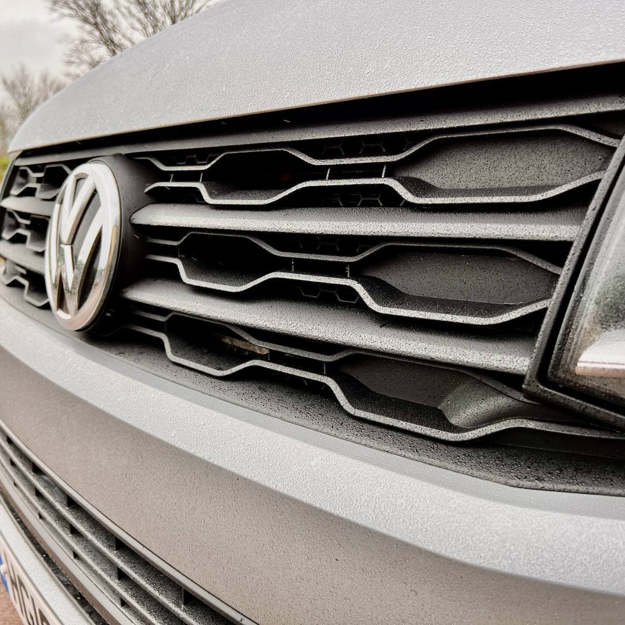 VW T6 R-Line Front Grille (2 in 1) Badged/Badgeless - Gloss Black