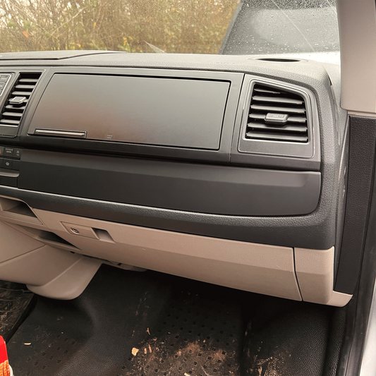 VW Transporter T6 Finiture per lo styling del cruscotto inferiore Comfort Dash Nero opaco verniciato e pronto per il montaggio (set di 6)